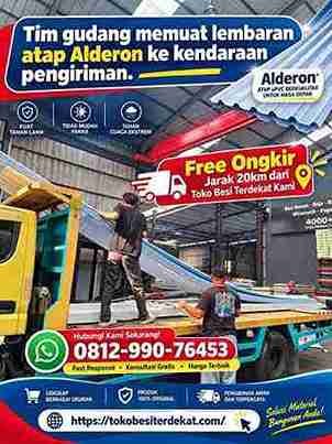 Pekerja menyiapkan atap Alderon per lembar di gudang material bangunan