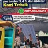 Tim gudang memuat lembaran atap Alderon ke kendaraan pengiriman