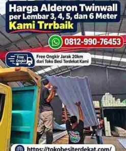 Tim gudang memuat lembaran atap Alderon ke kendaraan pengiriman