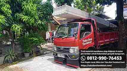 Truk material membawa atap Alderon 4 meter per lembar untuk kebutuhan proyek bangunan